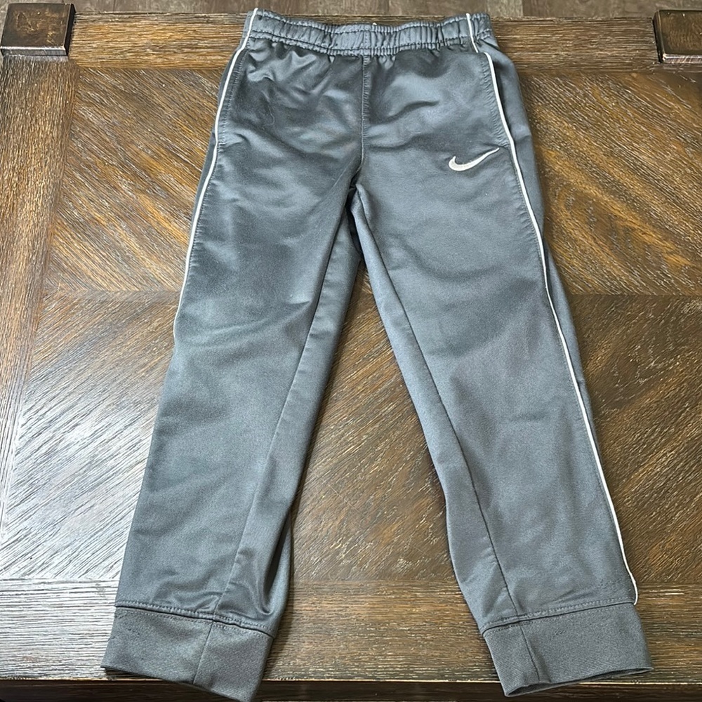 Nike - Grey Joggers with Classic Logo - Boys 6